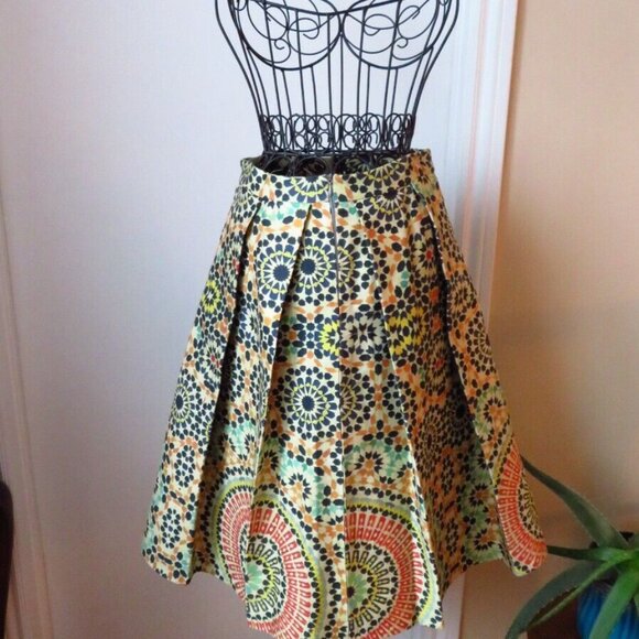 Lucian Matis runway skirt, stiffed material in perfect condition, rigid fabric. - Picture 3 of 7